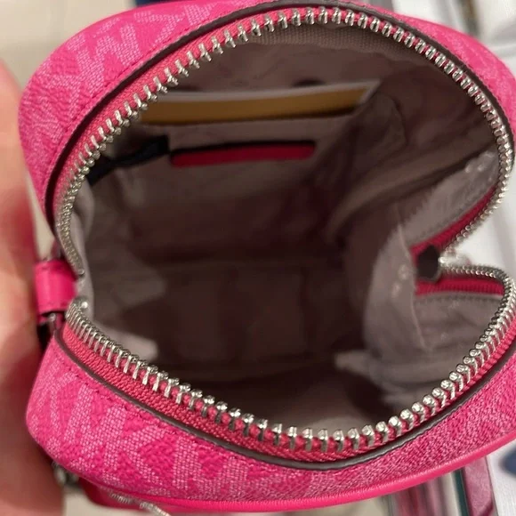 Michael Kors Jet Set Medium Signature Logo Crossbody Bag
COLOR DRAGONFRUT - Picture 11 of 16